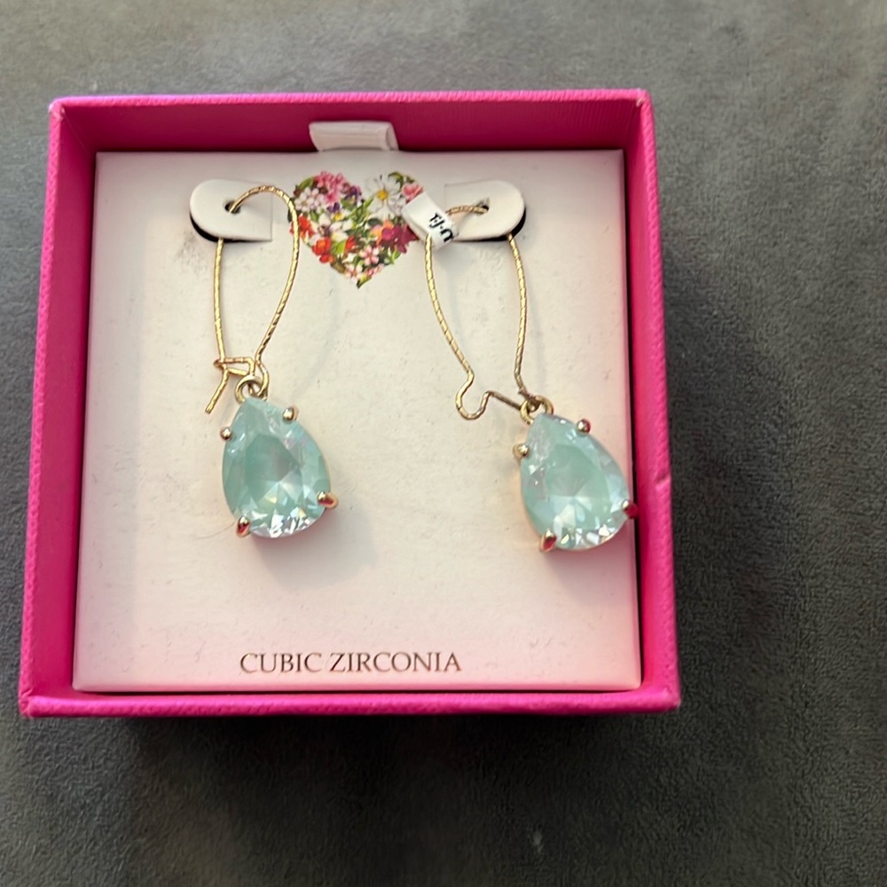 Cubic zirconia earing set